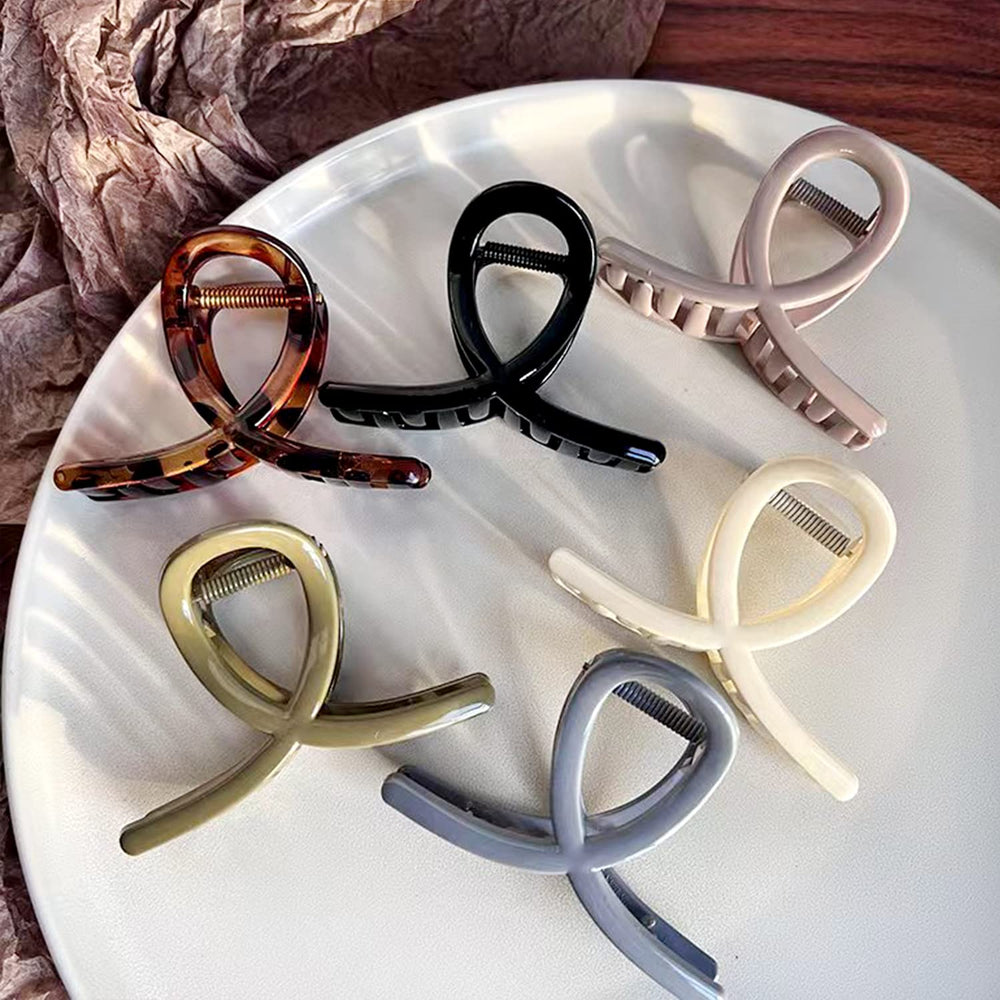 FAELBATY white and black clips paired to show neutral styling benefits