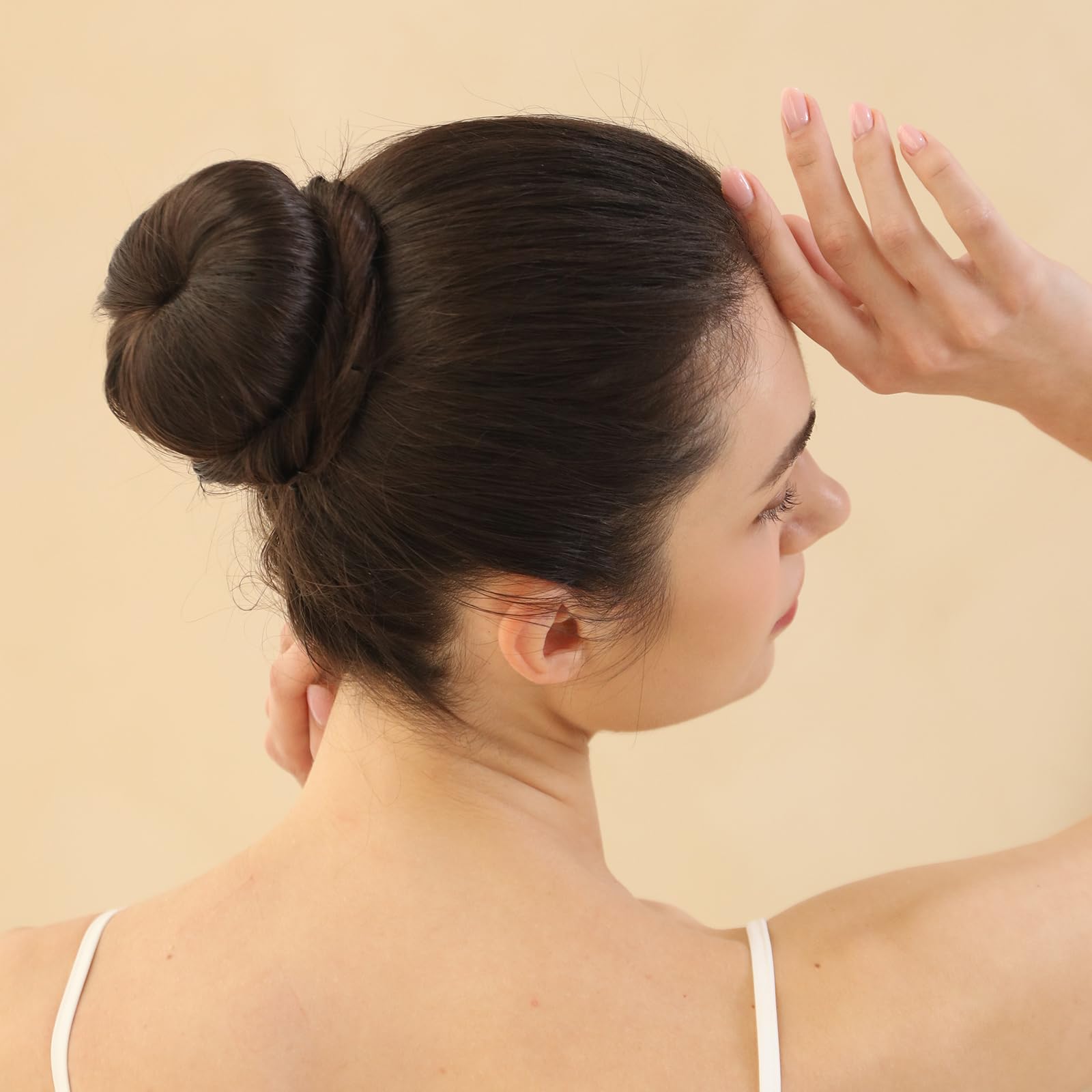 Fandamei bun kit in dance studio illustrating reliable hold during movement