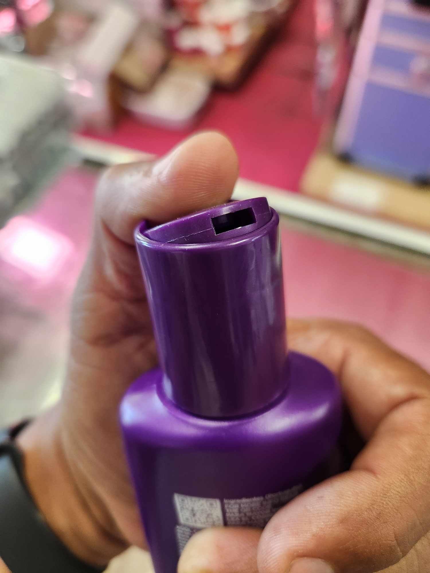 Fantasy Nails Kuul Matizant closeup cap showing secure dispensing benefit