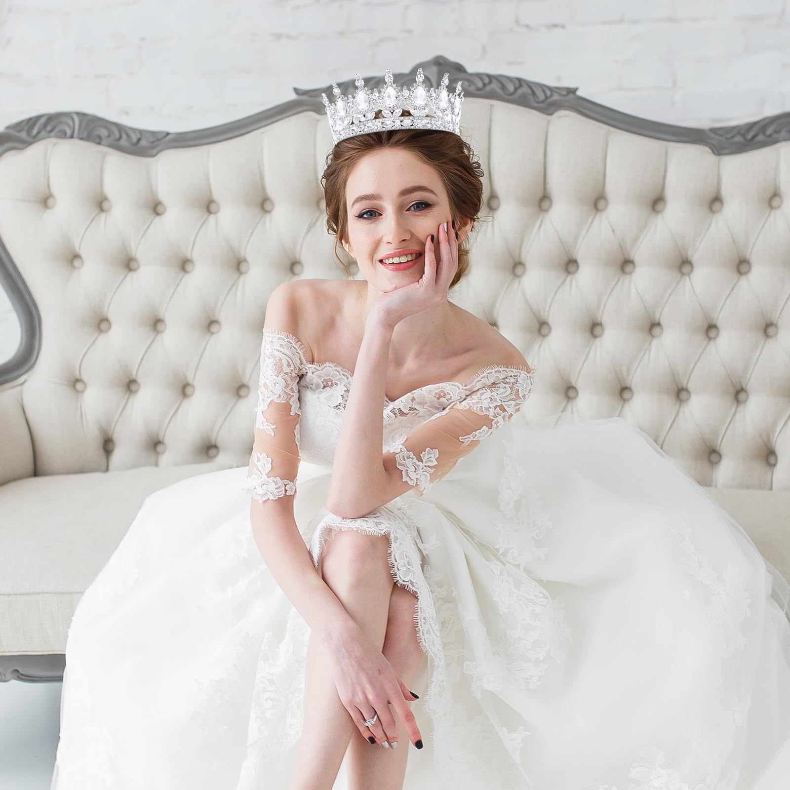 Feltent tiara in party scene adding glimmer and refined finishing to outfit