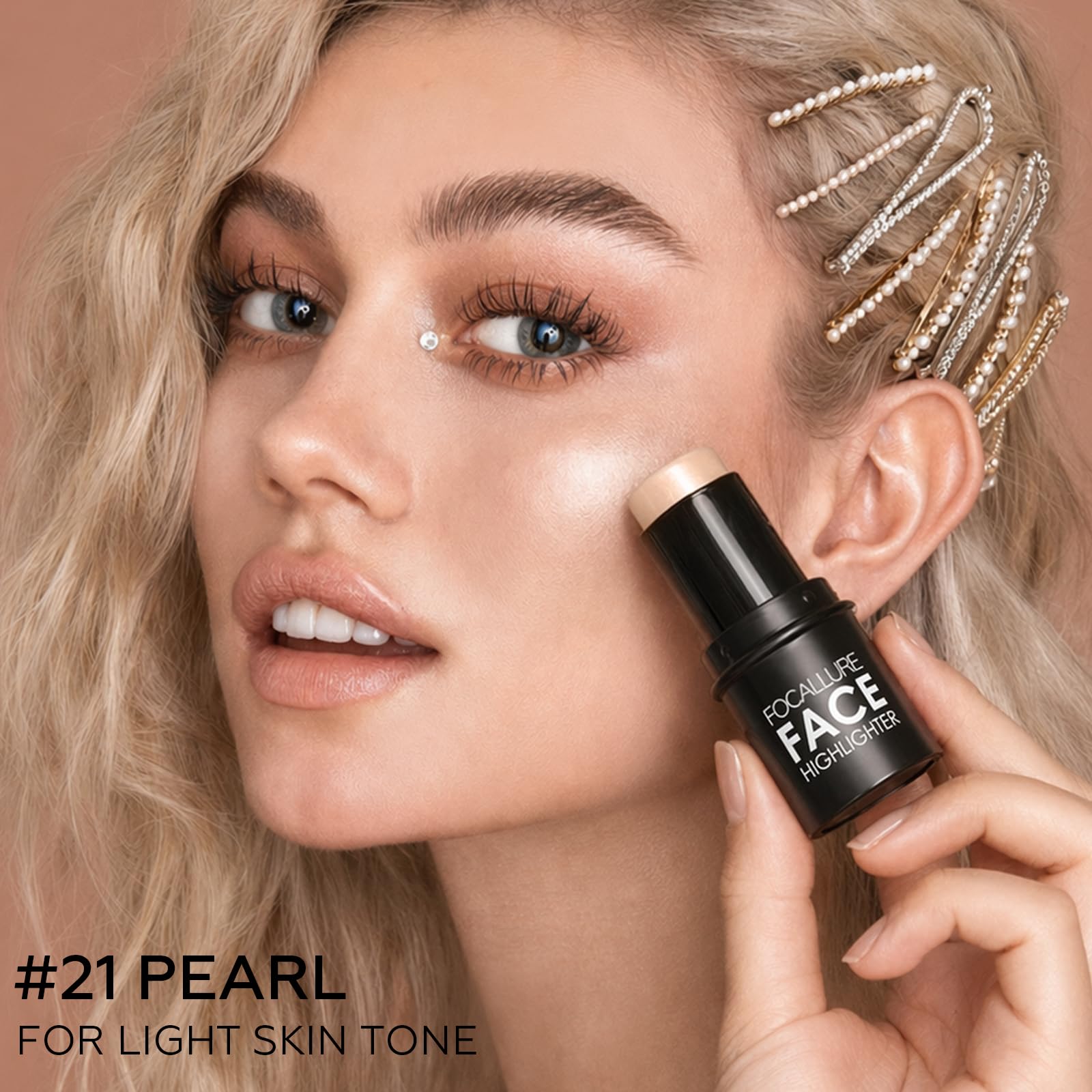 FOCALLURE creamy shimmer texture swatched close-up showing smooth blendability