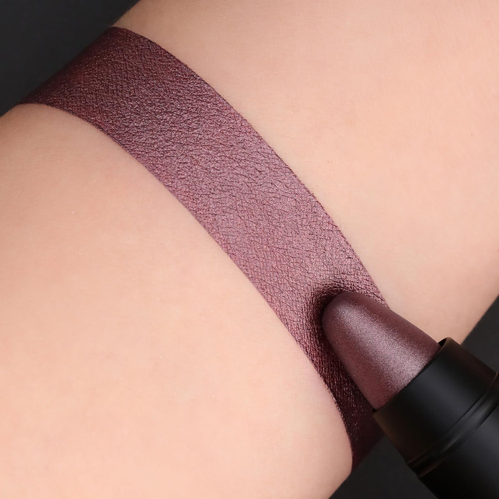 FOCALLURE crayon held in hand showing compact size and convenient portability