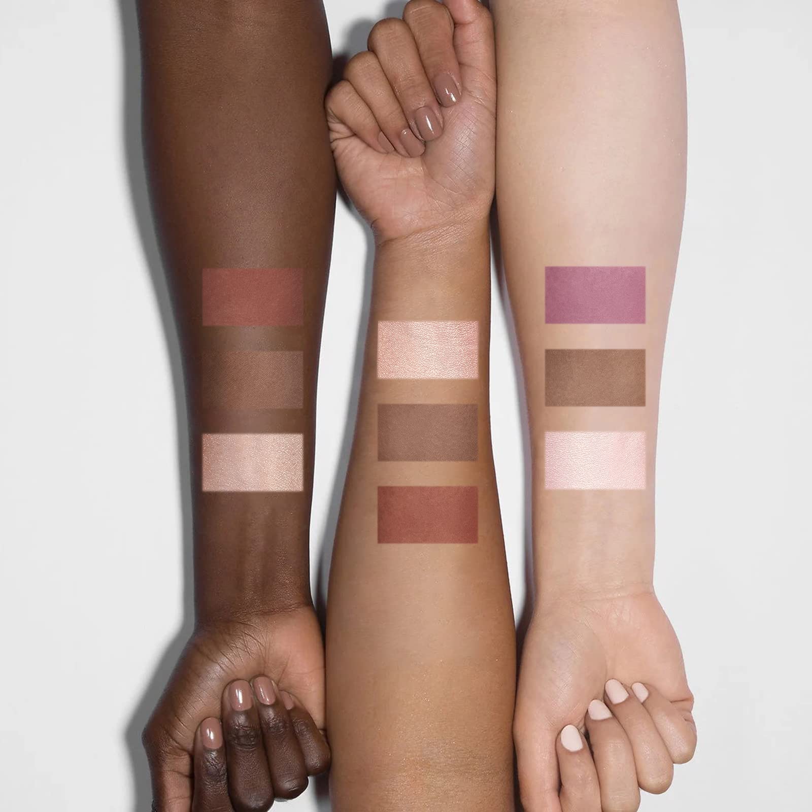 FOCALLURE palette in a travel makeup set illustrating portability and convenience