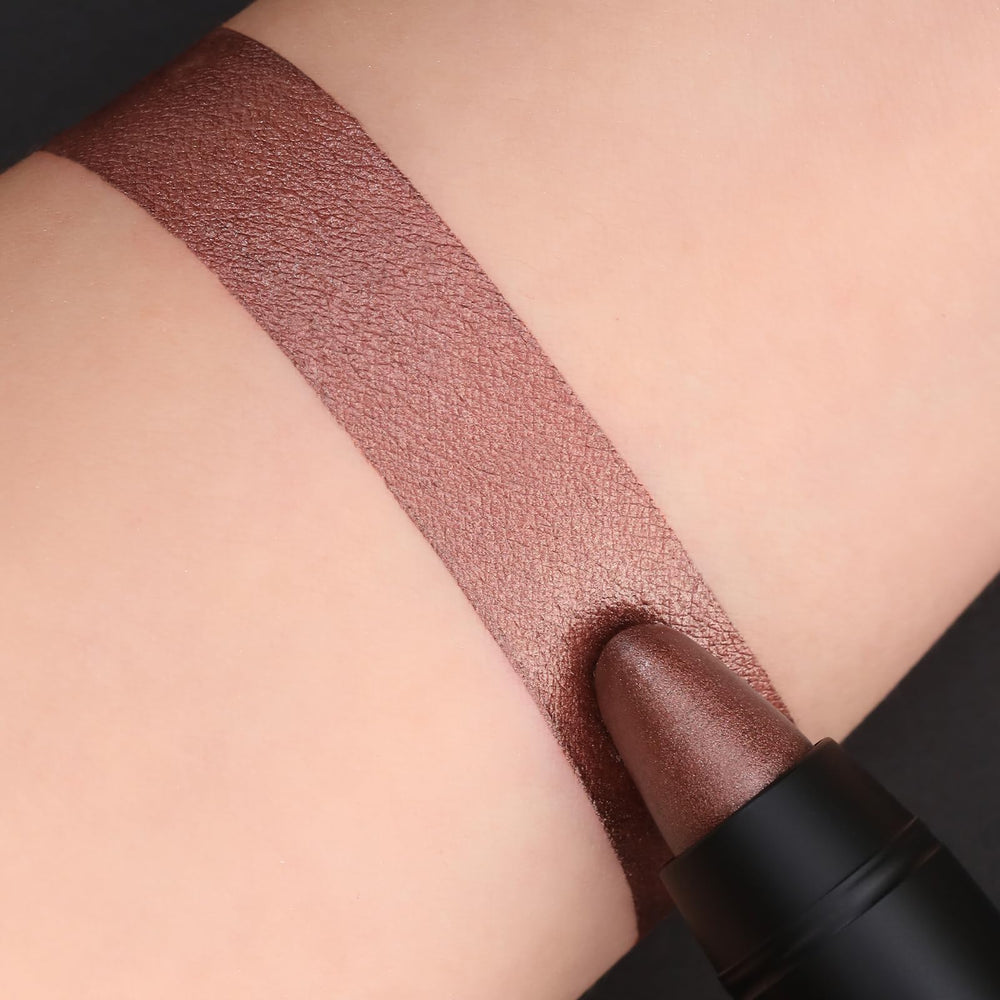 FOCALLURE lip crayon on model smiling outdoors benefit: wearable everyday shine
