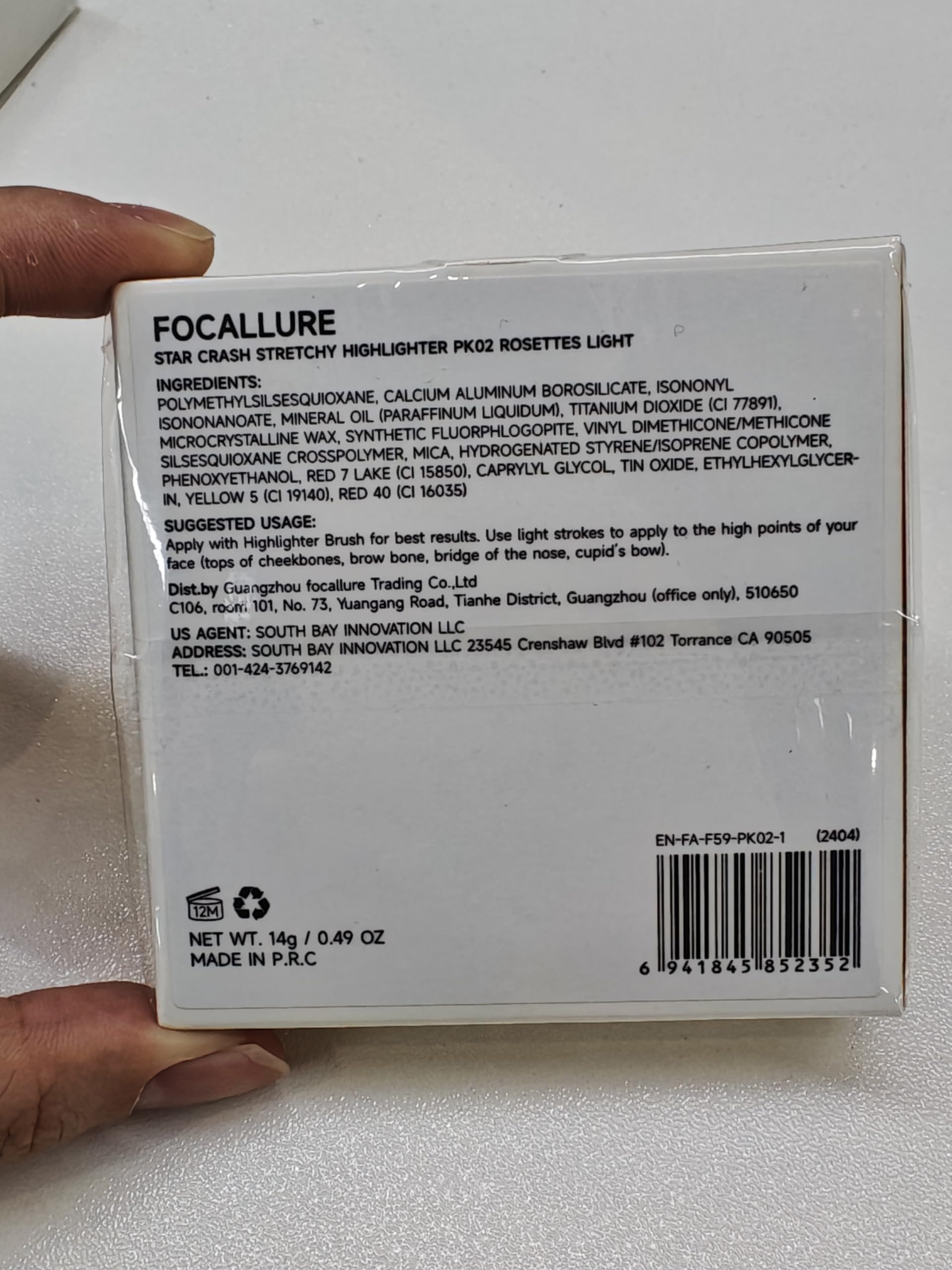 FOCALLURE brush applying highlighter showing smooth application benefit