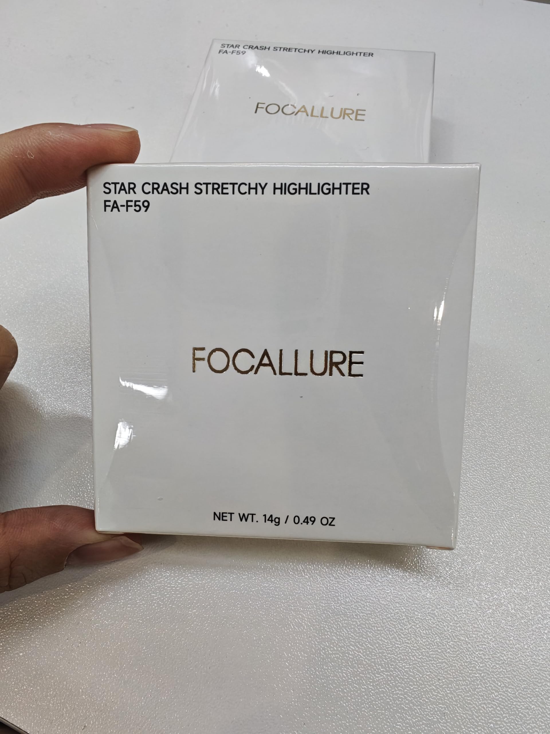 FOCALLURE close-up powder finish highlighting microfine shimmer benefit