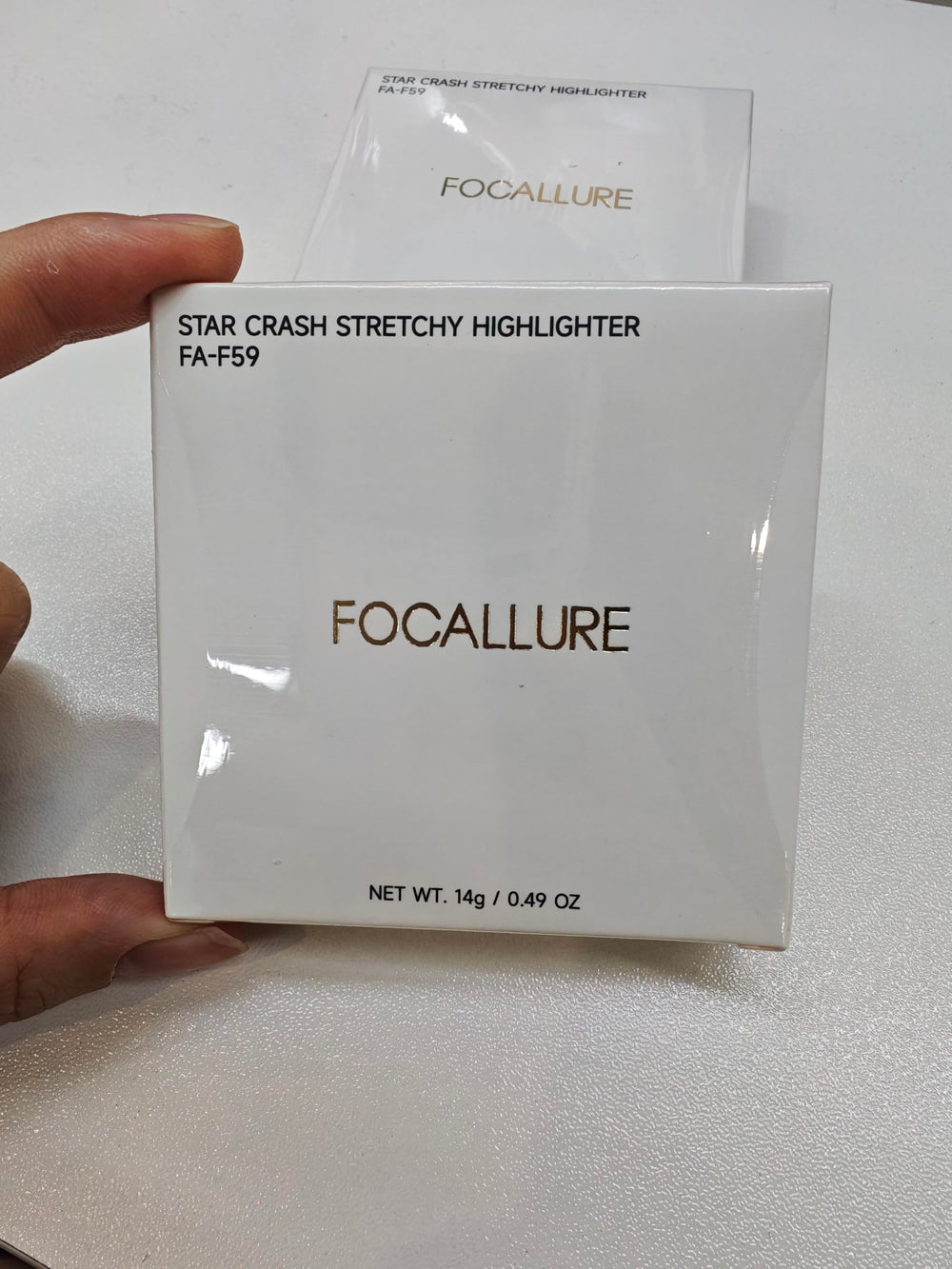 FOCALLURE close-up powder finish highlighting microfine shimmer benefit