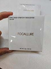 FOCALLURE close-up powder finish highlighting microfine shimmer benefit