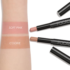 FOCALLURE shadow applied on eyelid showing blended crease and long-wear definition for polished look
