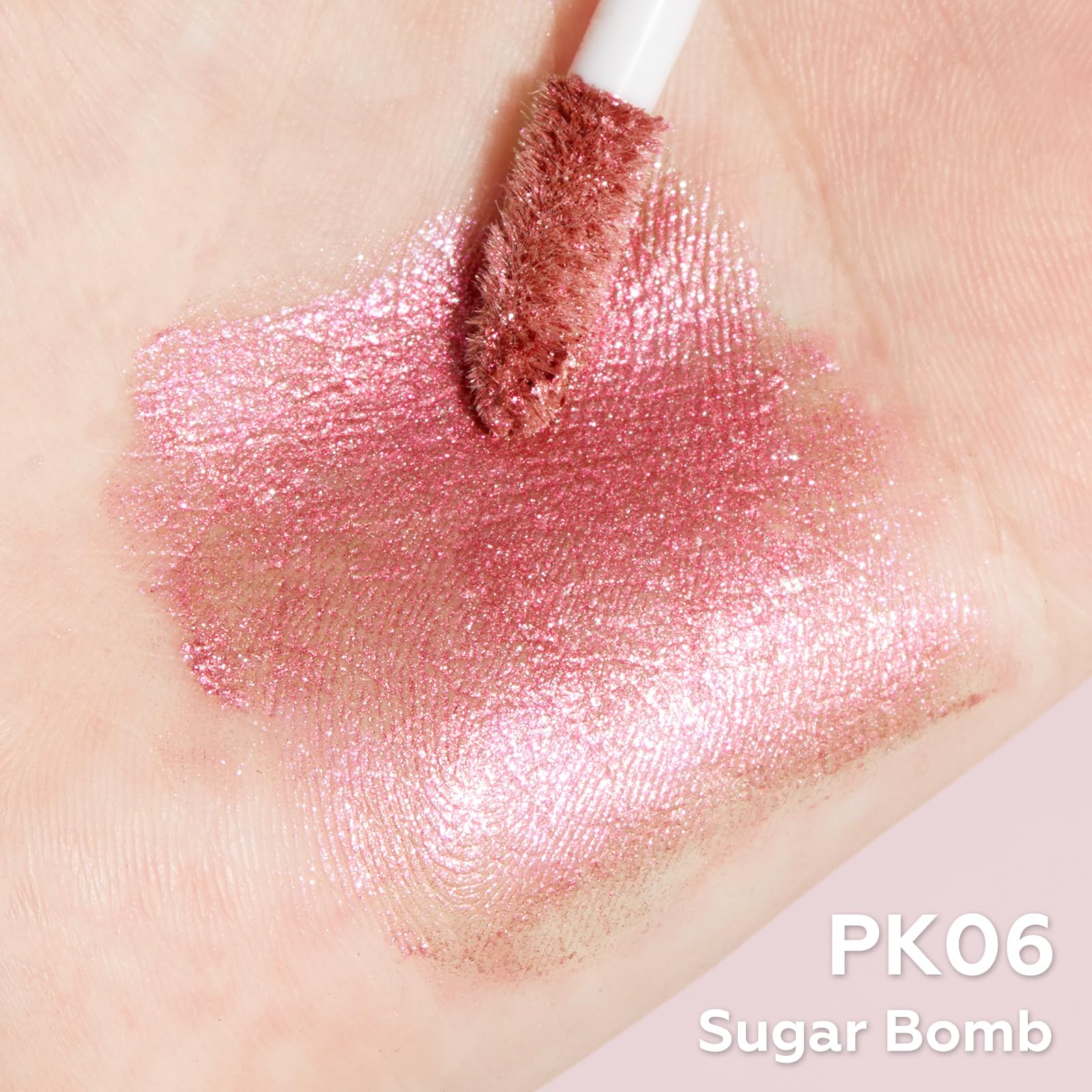 FOCALLURE close-up lip swatch illustrating intense pigment and glitter payoff