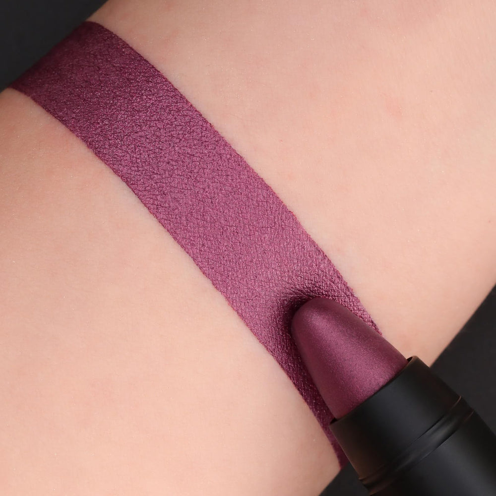 FOCALLURE close-up of crayon tip texture demonstrating creamy glide and precise control