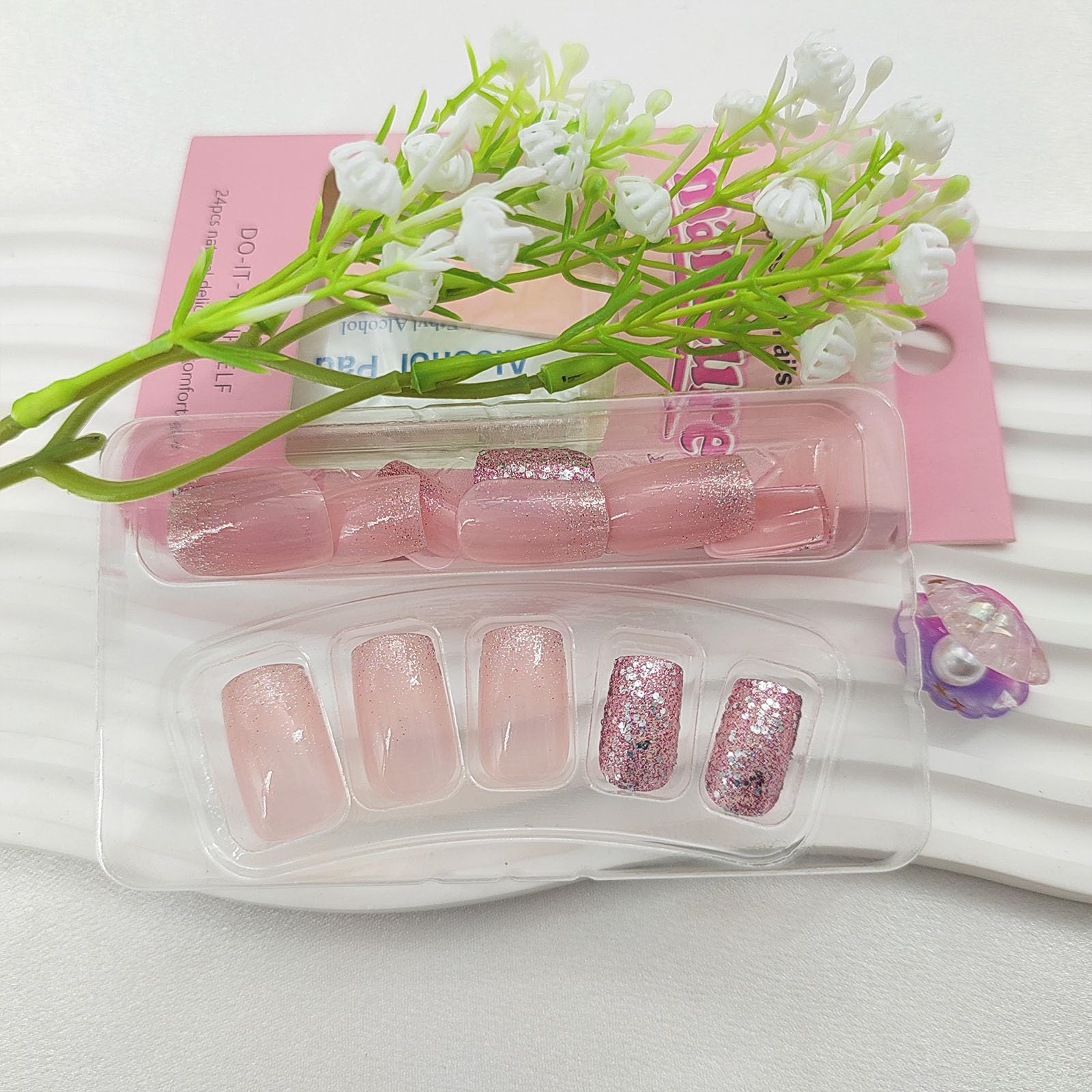FOLONRAL lifestyle image of hands wearing nails demonstrating instant polished look