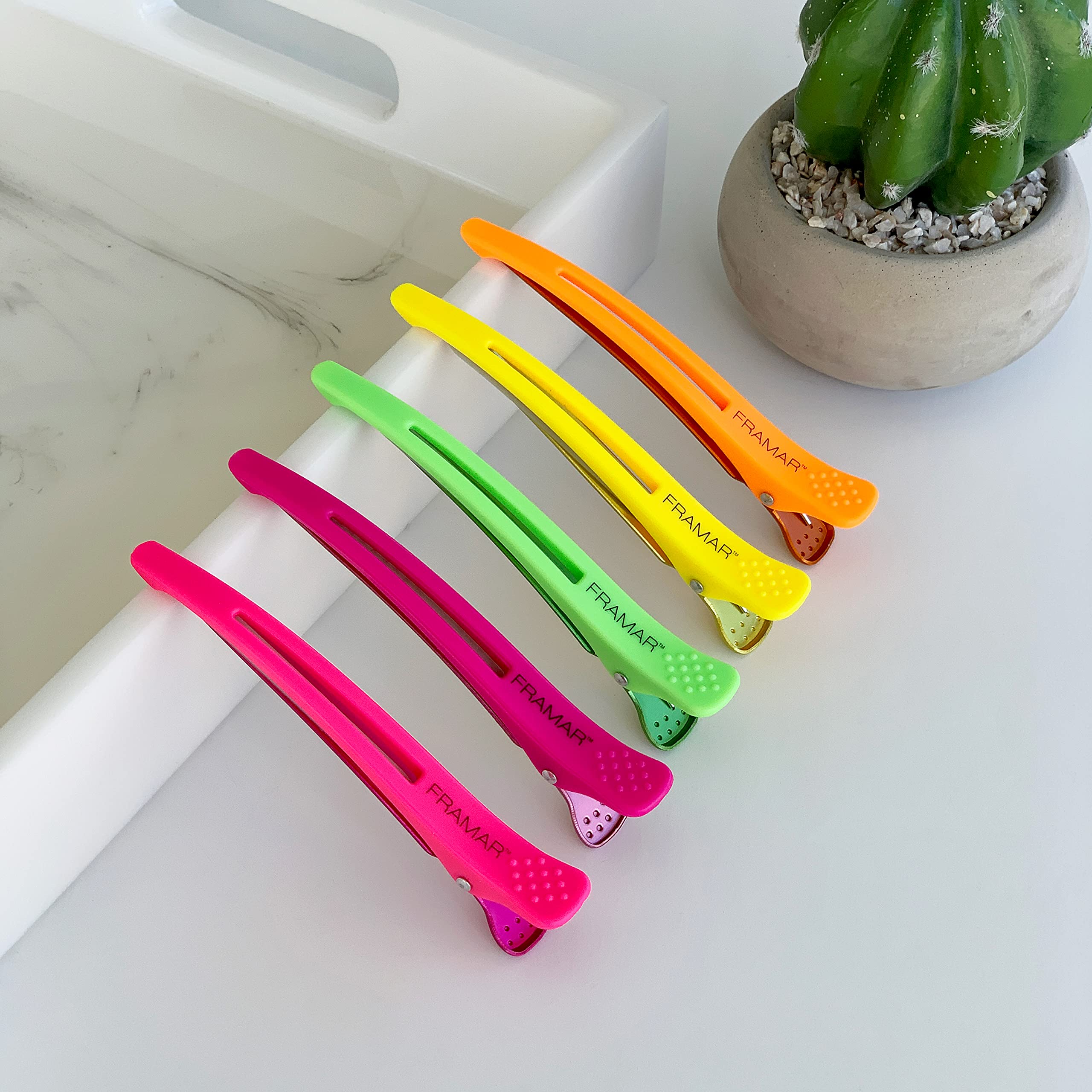 FRAMAR close-up of silicone strip protecting hair and preventing creases