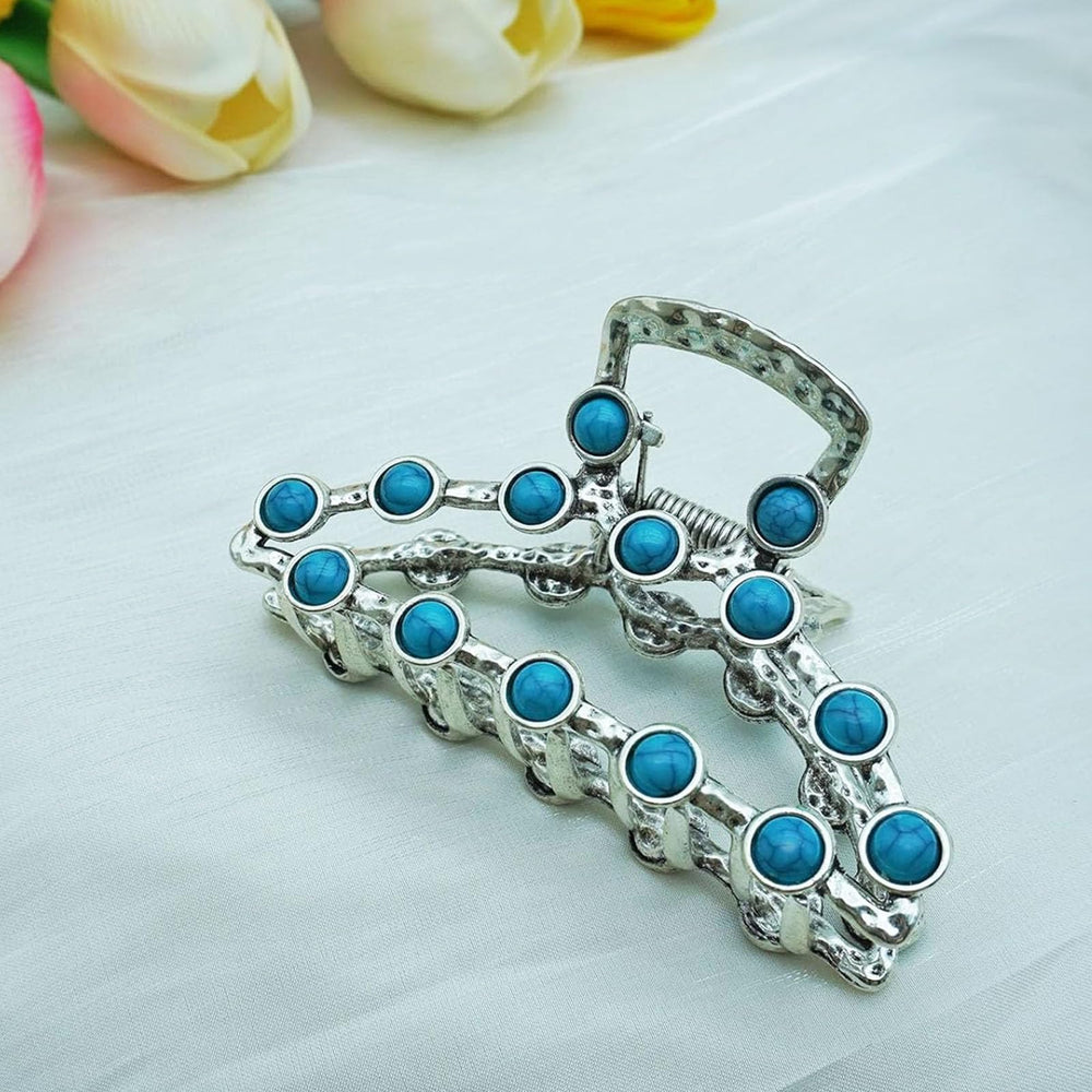 Frinnovan clip paired with event outfit, conveys stylish accessory benefit