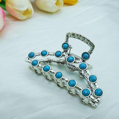 Frinnovan clip paired with event outfit, conveys stylish accessory benefit