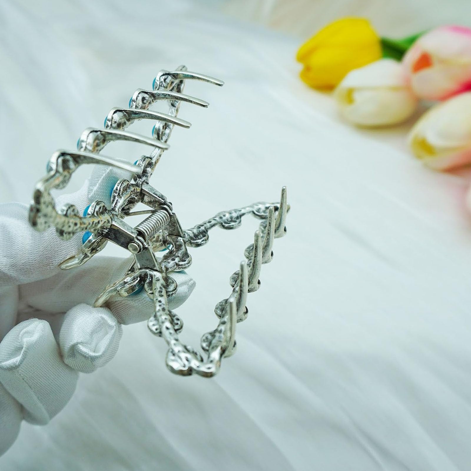 Frinnovan metal teeth and spring detail, demonstrates firm nonslip grip benefit