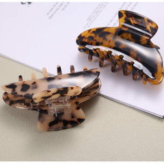 Fsmiling clip next to a coin showing 9.5 cm size for accurate scale and packing
