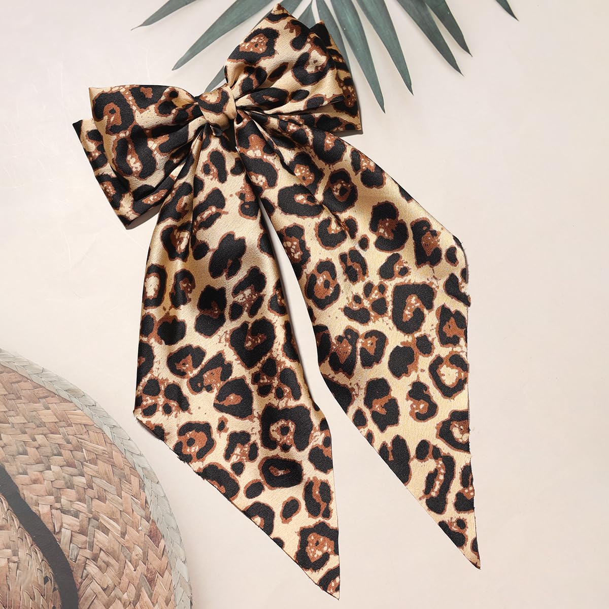 Furling Pompoms metal clip detail displaying sturdy grip and secure hold benefit