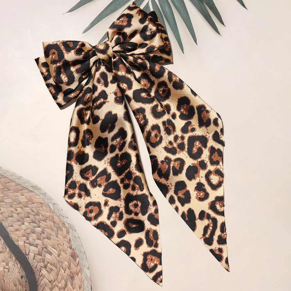 Furling Pompoms metal clip detail displaying sturdy grip and secure hold benefit