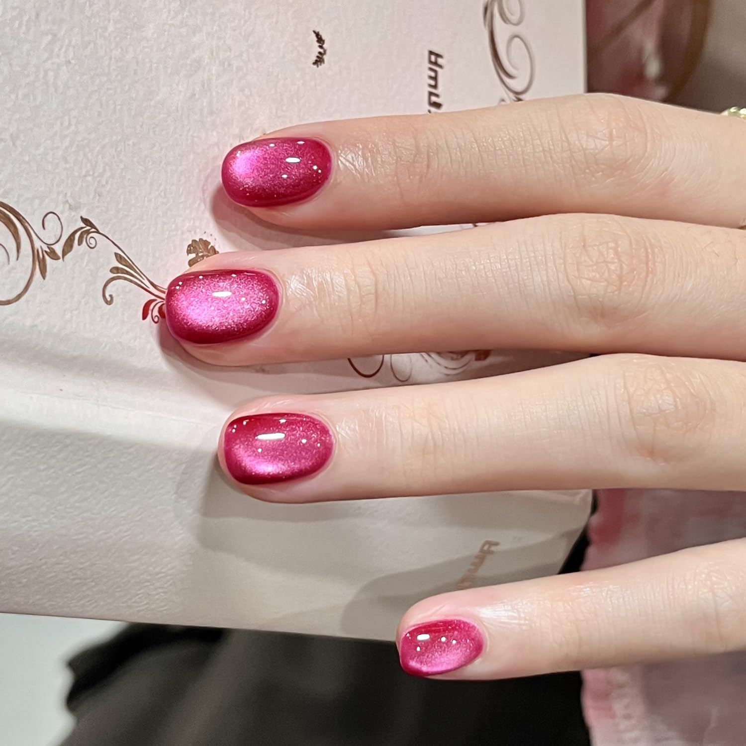 GAOY magnet held over wet polish creating cat-eye stripe for creative control