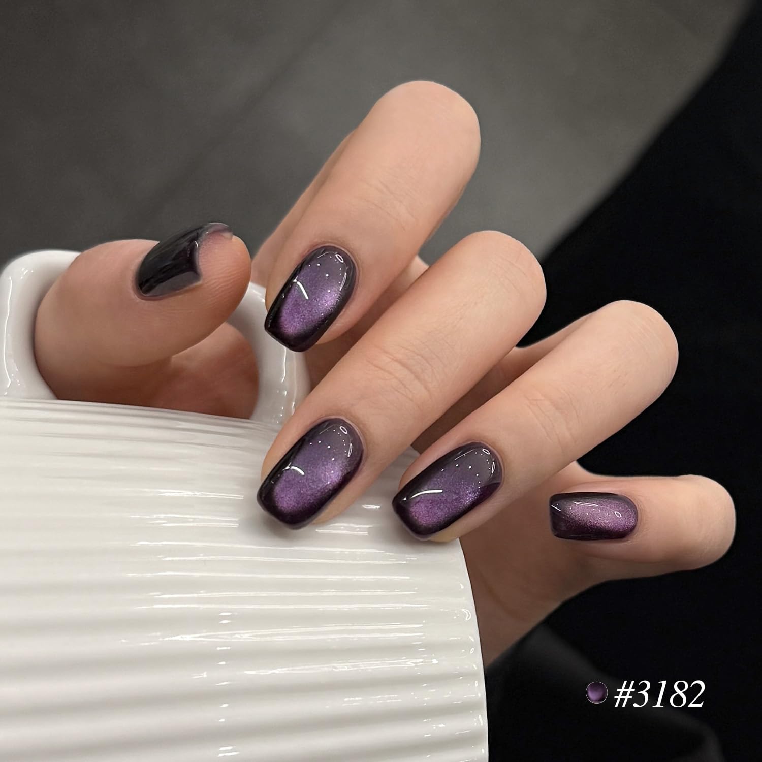 GAOY close-up cat-eye effect on nail showing iridescent band and eye-catching shine