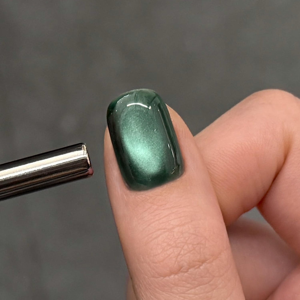 GAOY magnet demonstration over wet polish creating cat-eye stripe for precise patterning