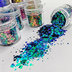 Generic chameleon glitter decorated tumbler illustrating craft use and eye-catching result benefit