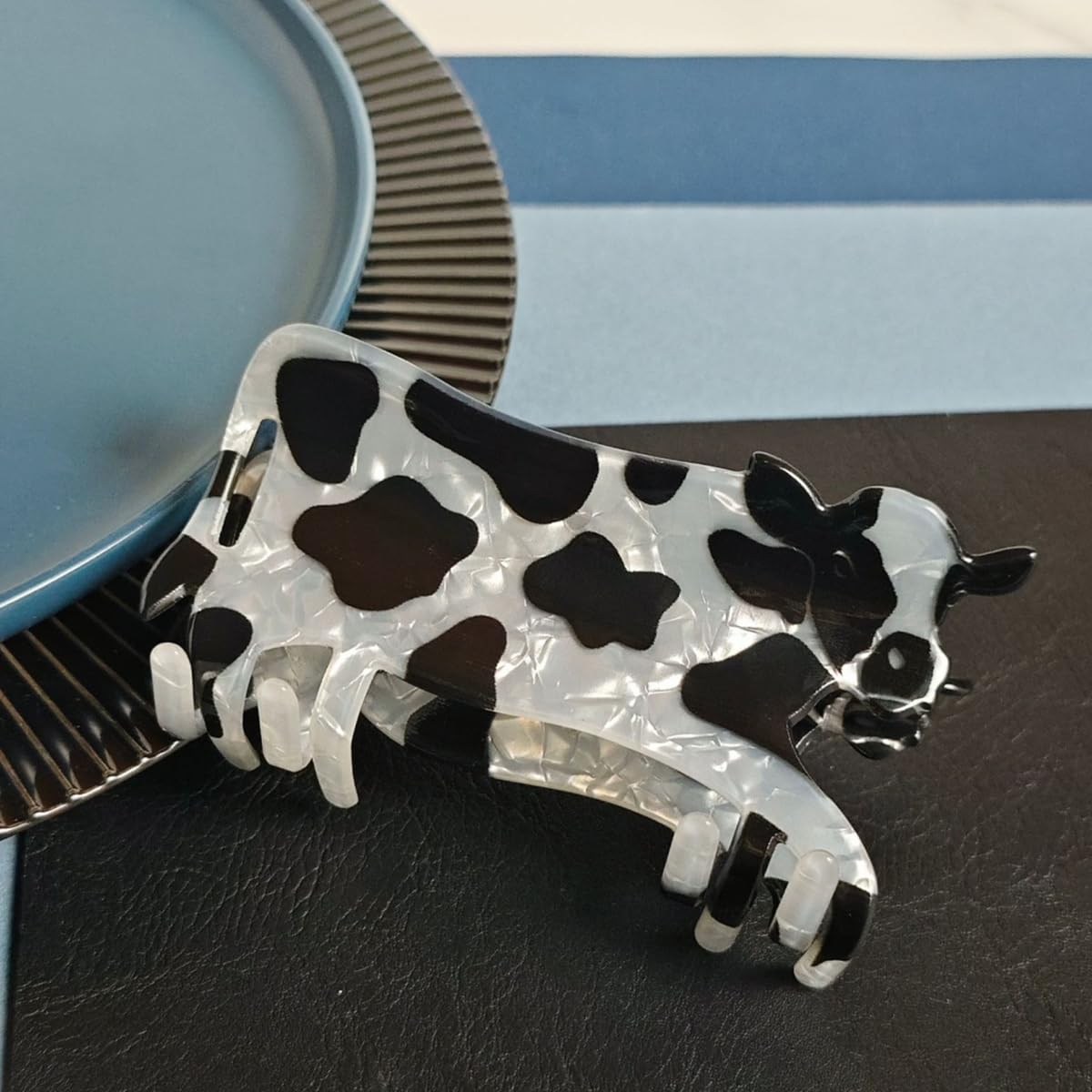 Generic cow clip side profile with metal spring for strong closure