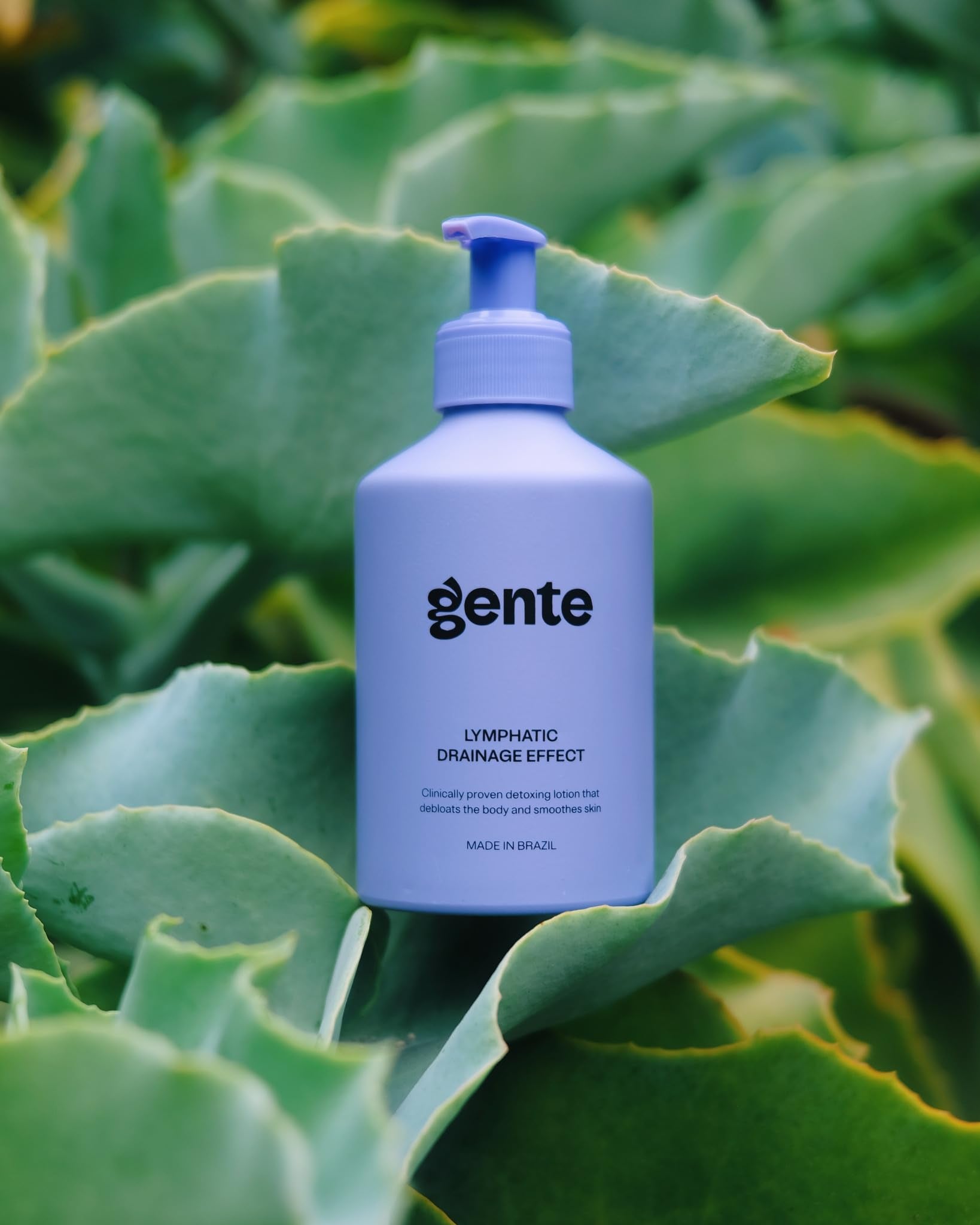 GENTE pump dispensing lotion highlighting convenient application and non-greasy feel