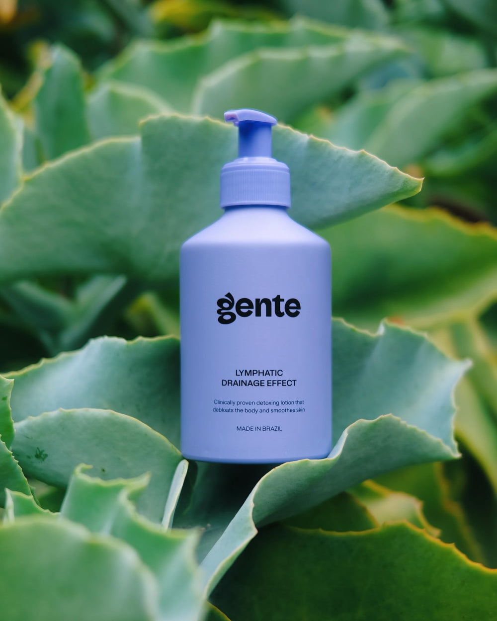 GENTE pump dispensing lotion highlighting convenient application and non-greasy feel