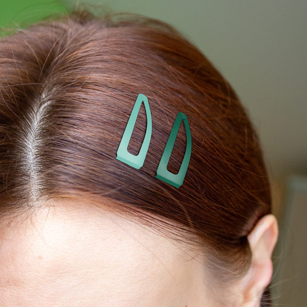 Geosar clips used in salon to section hair, reliable for professional tasks