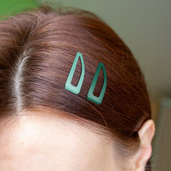 Geosar clips used in salon to section hair, reliable for professional tasks