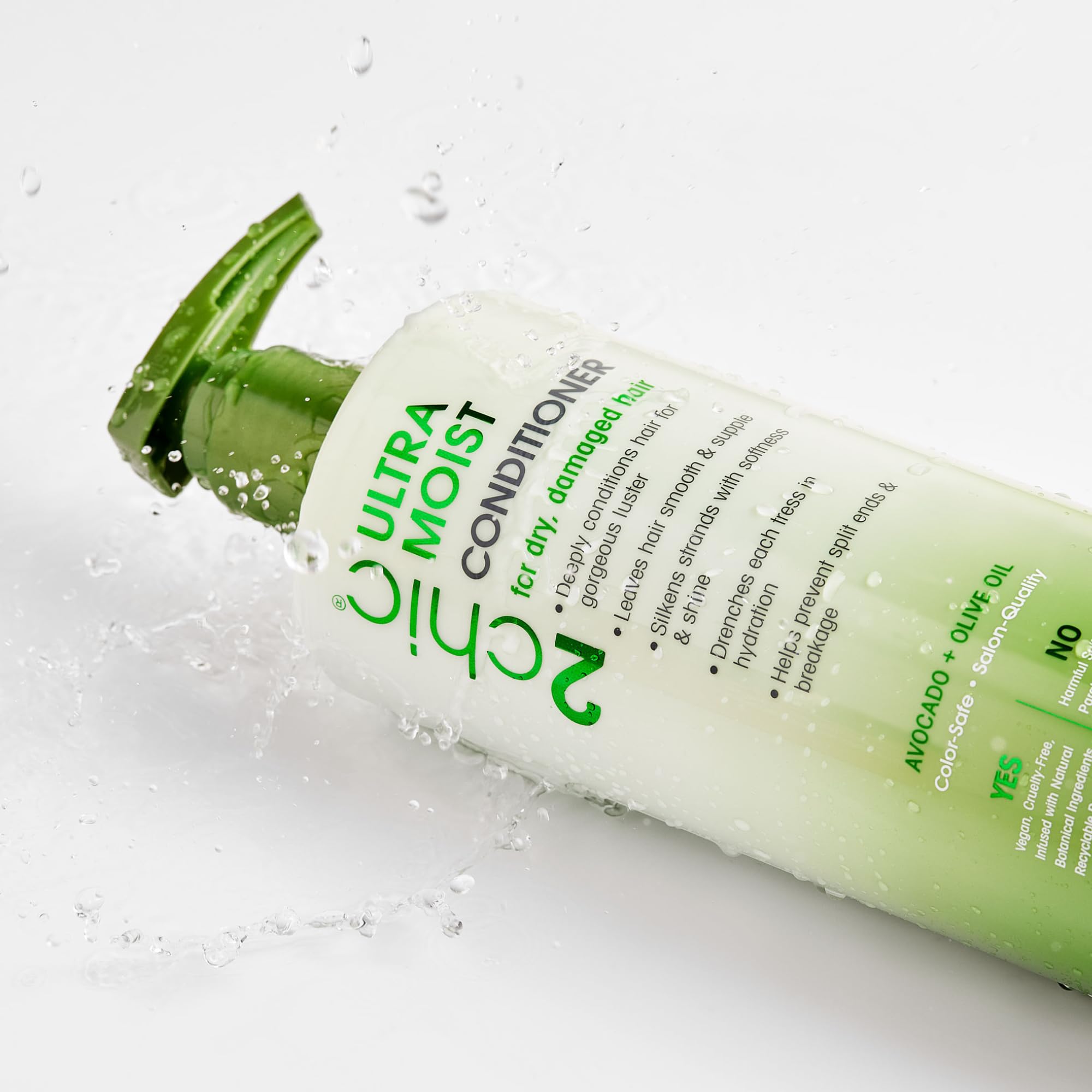 Giovanni 2Chic shampoo pour demonstrating gentle, sulfate-free lather