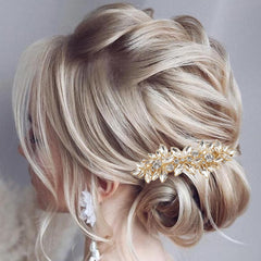 GIYAWA bride and bridesmaids wearing clips showing coordinated look and event-ready benefit