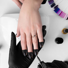 Gjinxi lifestyle image at a manicure station showing faster cleanup advantage