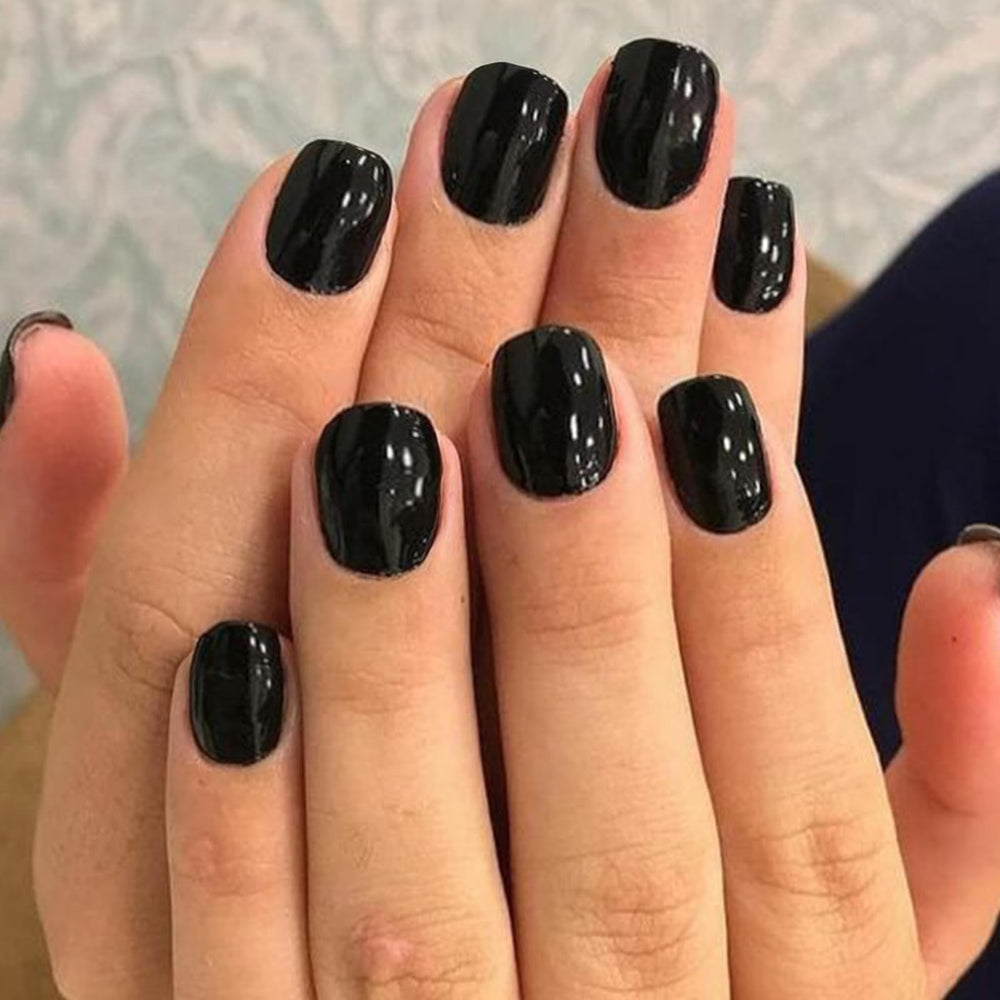 GLAMERMAID hand model wearing nails to show real-life style and comfortable wear