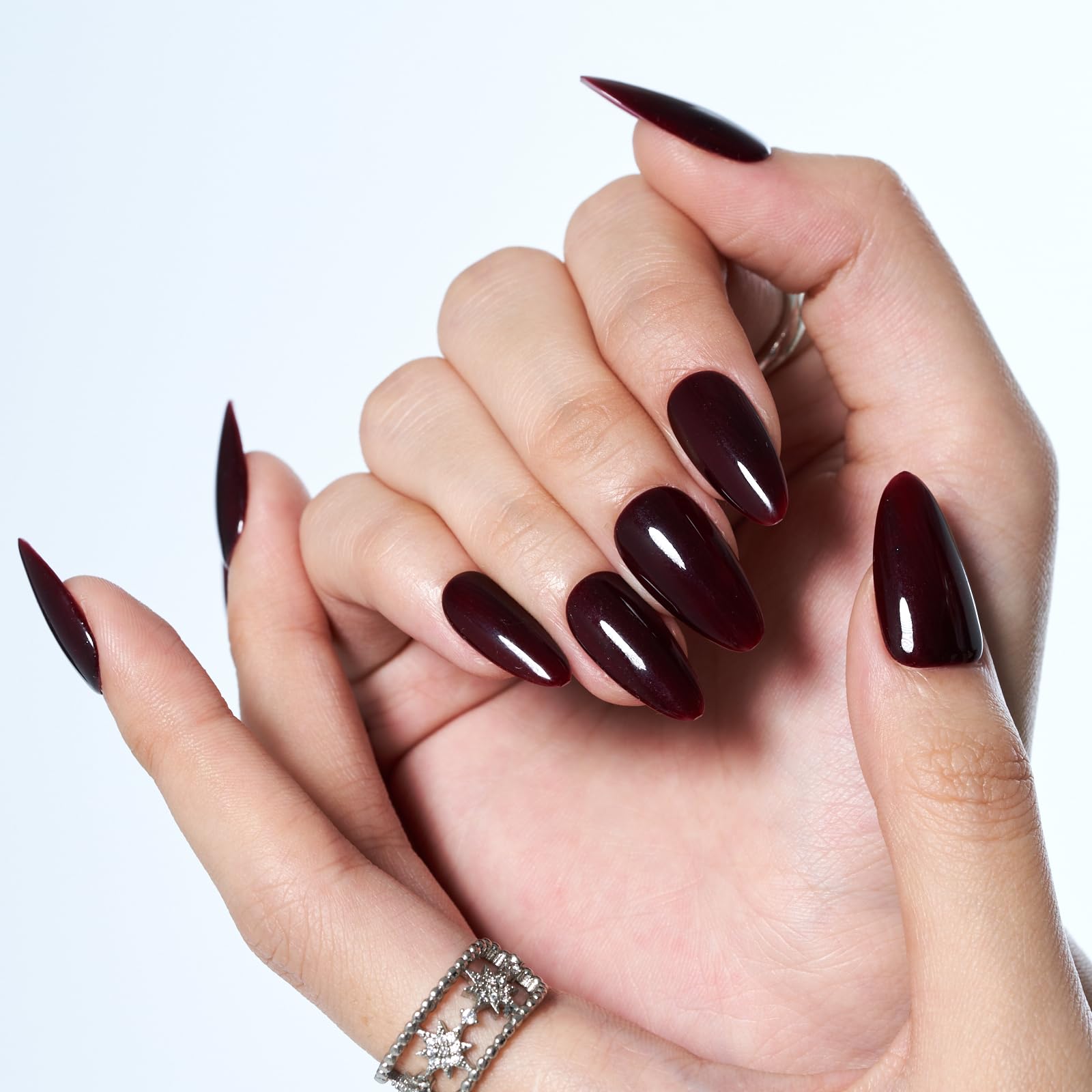 GLAMERMAID scale on model hand showing realistic fit benefit