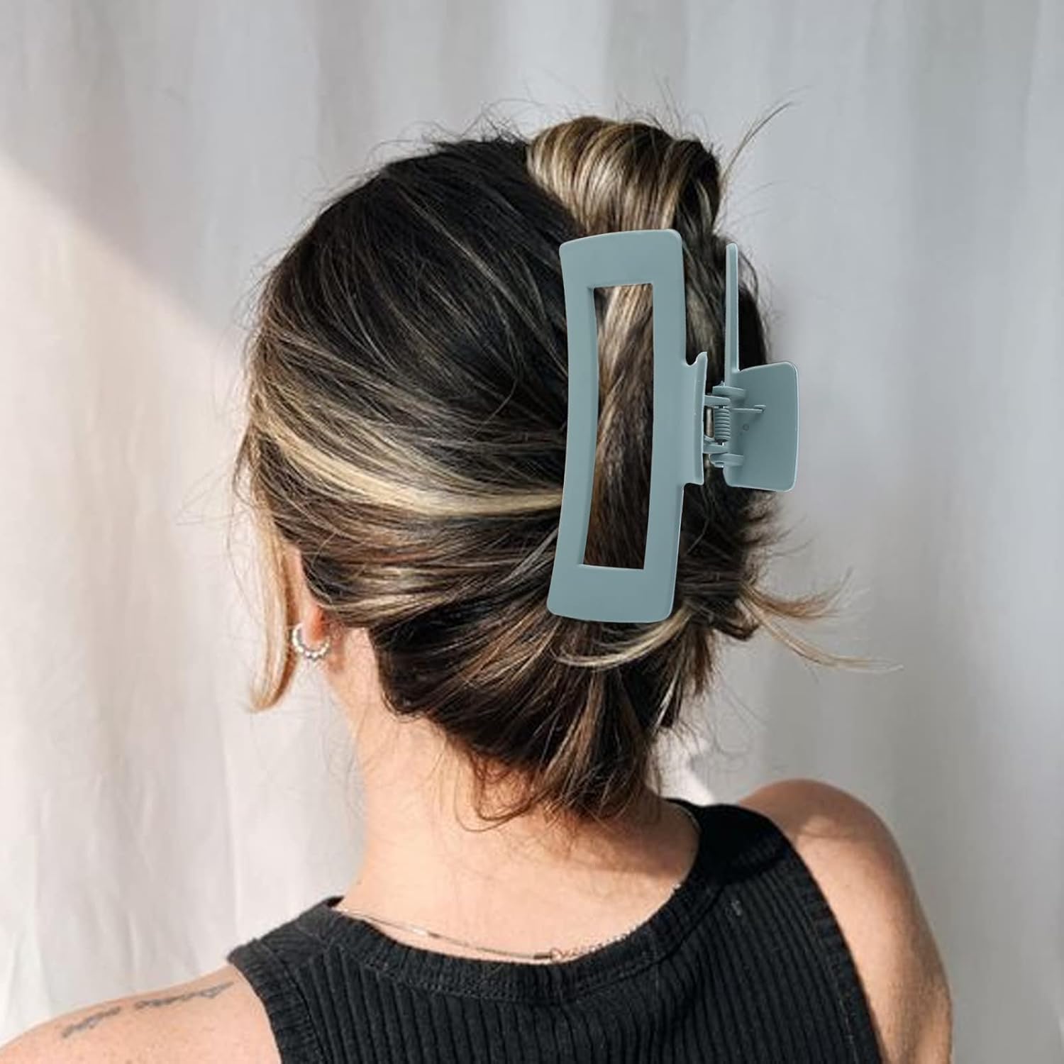 Glaudmeiss clip holding a high ponytail on long hair, provides strong everyday control