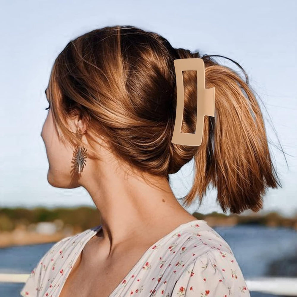Glaudmeiss clip used while styling at a mirror, supports quick hair routines comfortably
