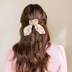 Glaudmeiss on model in ponytail showing polished everyday styling