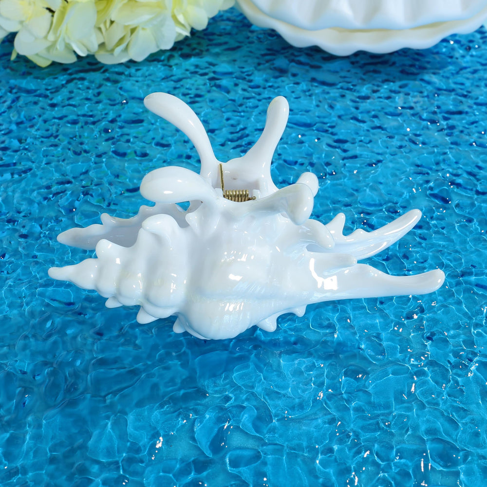 Glorig conch holding thick hair demonstrating strong, no-slip hold