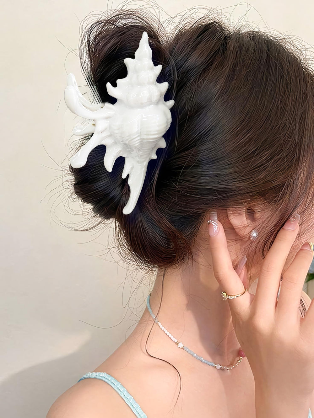 Glorig conch side profile highlighting clip hinge and curved teeth benefit