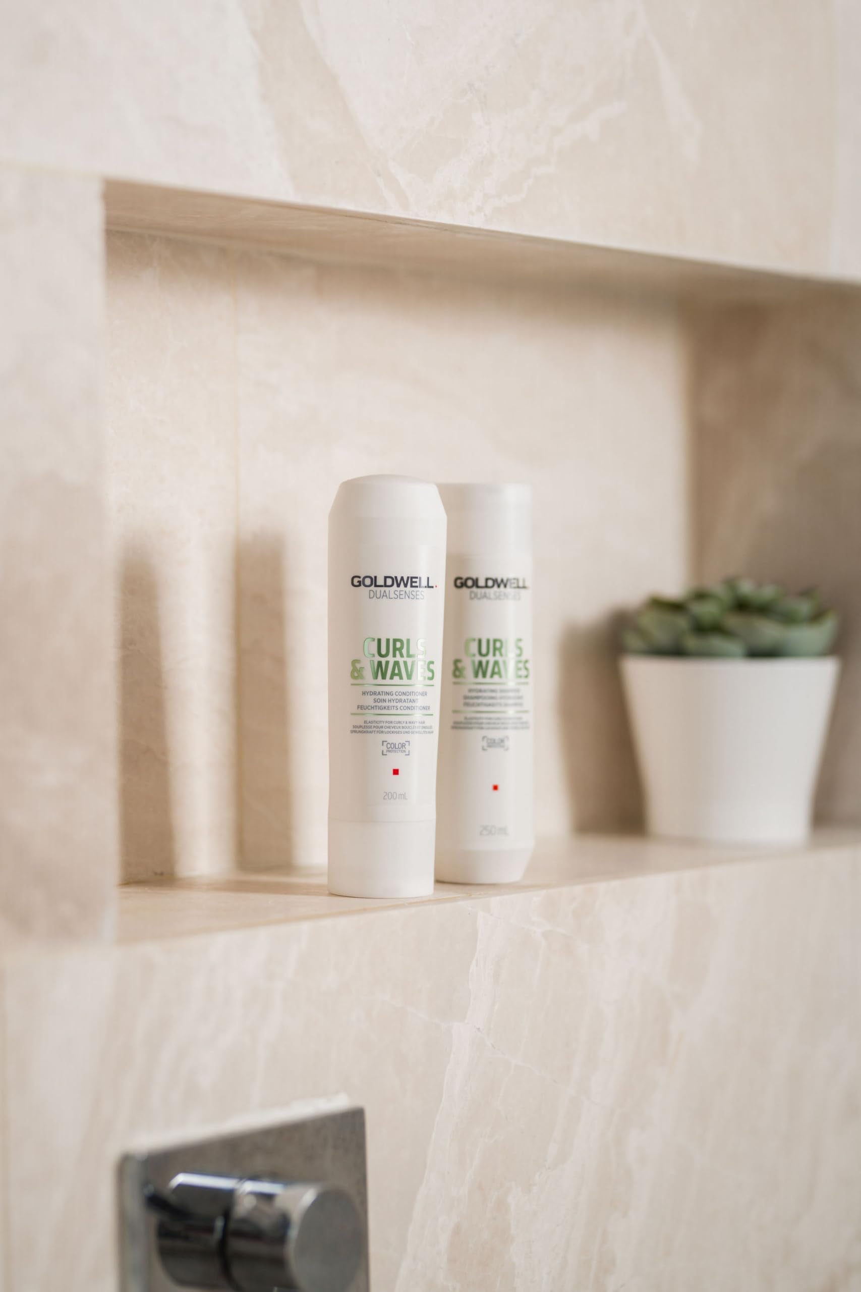 Product label highlighting microPROtec and milk protein for hair-strength benefit