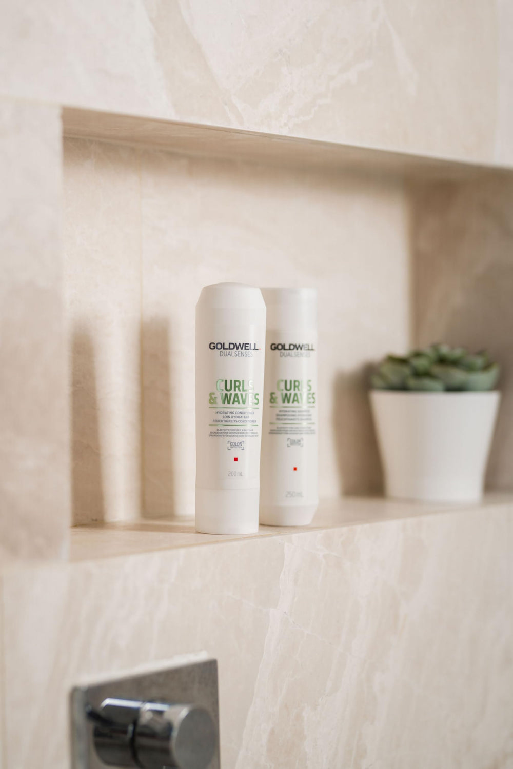 Product label highlighting microPROtec and milk protein for hair-strength benefit