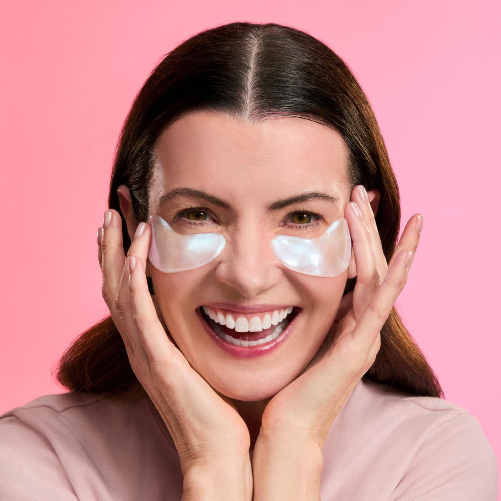 grace & stella application demo on model under eyes, shows easy use