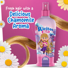 Grisi Ricitos in use detangling a child’s hair for painless brushing and reduced knots