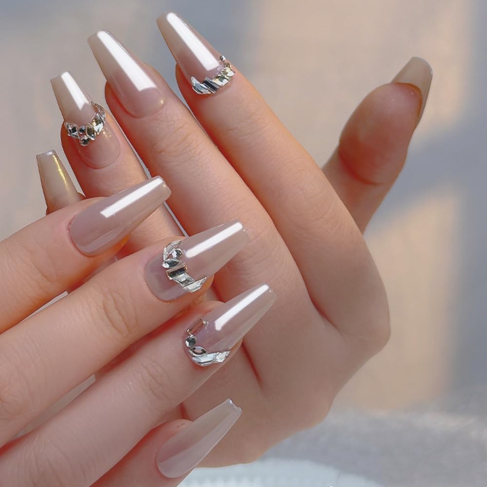 GZMAYUEN summer manicure lifestyle shot showing pearlescent nails ideal for warm-weather looks