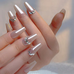 GZMAYUEN summer manicure lifestyle shot showing pearlescent nails ideal for warm-weather looks