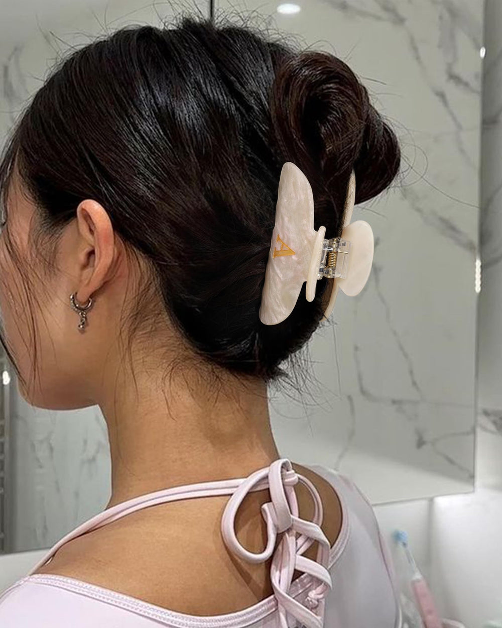 HAIMEIKANG clip used in bridal hairstyle illustrating polished event-ready look
