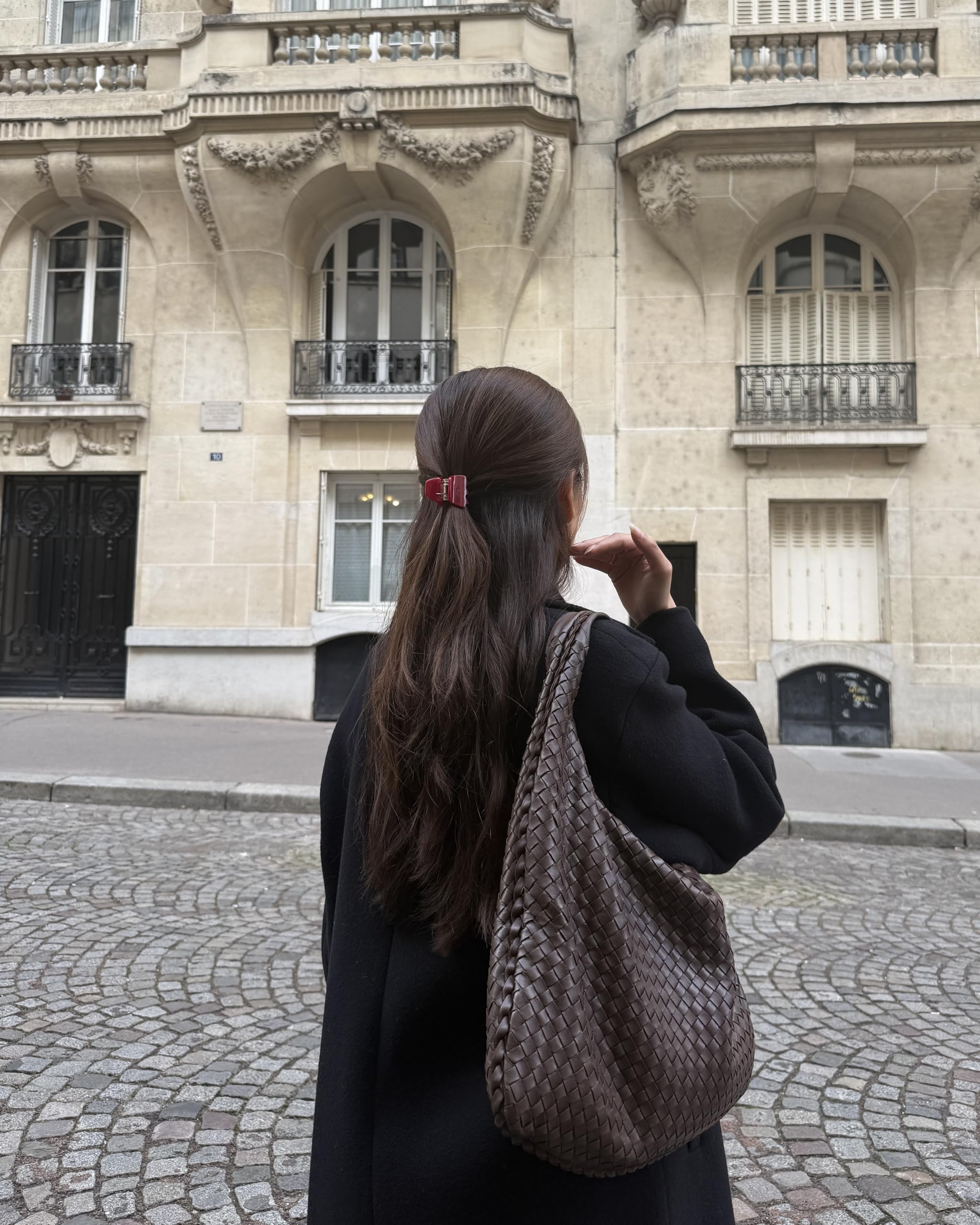 Hana Mia clip securing a half-up hairstyle offering neat, quick styling